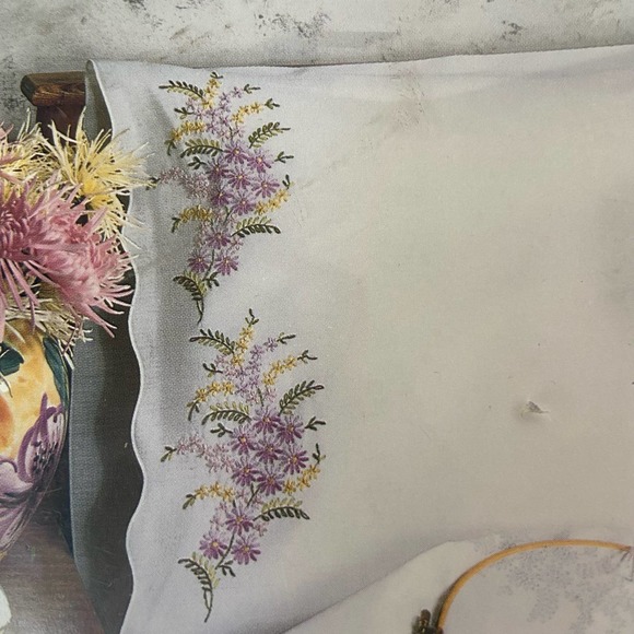 Tobin Stamped Embroidery One Pair Pillow Cases 300/58 Scalloped Edge USA New - Picture 2 of 7